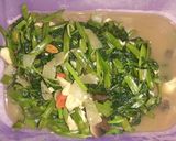 Foto langkah ke 3 dari resep Cah kangkung seafood jamur.