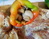 Foto del paso 3 de la receta: Cuarto de pollo deshuesado asado al carbón, relleno de beicon, pimiento y champiñones