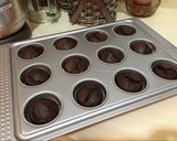 Foto langkah ke 9 dari resep Cupcake Coklat Super Gampang (tanpa telur tanpa susu).