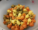 Foto del paso 2 de la receta: Pasta de colores con salsa de atún y alcaparras