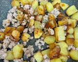 Hình bước làm 3 của món Khoai tây xào Bò băm