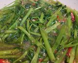 Foto langkah ke 2 dari resep Tumis Kangkung Terasi Warung Sunda.