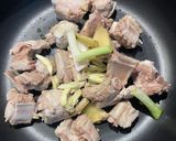 A picture of step 2 of Braised Pork Ribs with Potatoes.