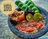 Foto langkah ke 4 dari resep Ayam penyet sambal terasi mentah.