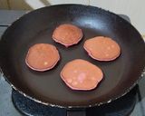 Foto langkah ke 5 dari resep Pancake Pisang Selai Strawberry (sy pakai jus buah naga).