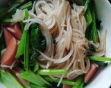 Hình bước làm 4 của món Mì xào cải xúc xích