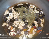 Foto del paso 3 de la receta: Riccioli, con ajo, guindilla y olivas negras
