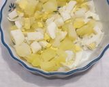 Foto del passaggio 2 della ricetta Barchette di cetriolo con patate,tonno e uova sode