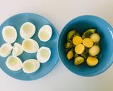 Foto del paso 2 de la receta: Huevos rellenos con aguacate y salmón 👌🏼