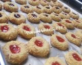 Foto langkah ke 6 dari resep Crunchy Strawberry Cheese Thumbprint Cookies💟.