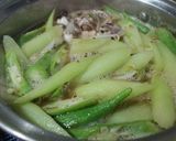 Hình bước làm 2 của món Canh chua tôm, đầu mực
