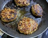 Foto langkah ke 3 dari resep Patty / hamburger saus bulgogi ala tintin.