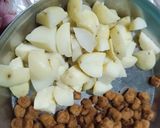 A picture of step 2 of Aloo mangodi.