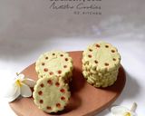 Foto langkah ke 5 dari resep Strawberry Dots Matcha Cookies.
