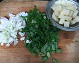 A picture of step 2 of Spring Onion Aloo sabji.