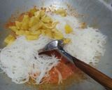Foto langkah ke 5 dari resep Bihun kentang goreng pedas.