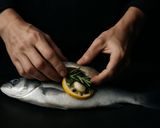Foto del passaggio 1 della ricetta Pesce in crosta di sale e verdure