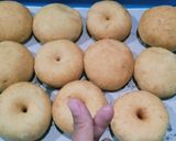 Foto langkah ke 7 dari resep Donat ekonomis no telur.