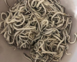 Foto del paso 5 de la receta: Ensalada de gulas con gambas al ajillo