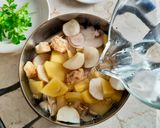 Foto del passaggio 2 della ricetta Vellutata di funghi champignon