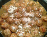 Foto del paso 8 de la receta: Albóndigas de pollo y pimientos en salsa de champiñón