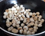 A picture of step 1 of Caramelized makhana.