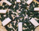 Foto del paso 3 de la receta: Pizza blanca de espinacas y quesos