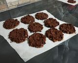 Foto del paso 6 de la receta: Galletas de nuez bañadas en chocolate y avellanas