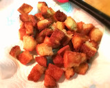 Foto del paso 4 de la receta: Ensalada templada de cherrys con pan frito y aceitunas negras