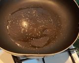 Foto del passaggio 3 della ricetta Spaghetti alle biete acciughe e sesamo tostato
