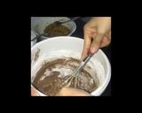 Foto langkah ke 2 dari resep Kue semprit coklat.