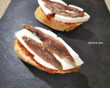 Foto del paso 3 de la receta: Montadito de anchoa con queso fresco y mermelada de tomate
