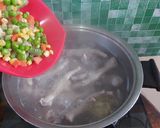 Foto langkah ke 2 dari resep Sup ceker sayur beku.
