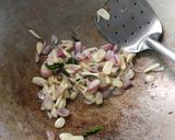 Foto langkah ke 2 dari resep Tumis cumi asin.