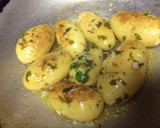 Foto del paso 3 de la receta: Mini patatas cocidas con piel a la vinagreta de ajo y perejil en microondas