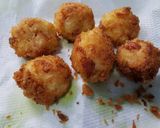 Foto langkah ke 4 dari resep Bola-bola Nasi Mozarella.