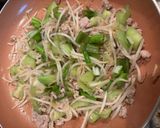 A picture of step 3 of Stir-Fried Bean Sprouts with Luffa Gourd.