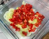 Une image de l'étape 4 de Salade de concombre et tomates à l’ananas, crème et oignon doux.