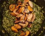Foto del passaggio 5 della ricetta Risotto con cime di rapa e cozze