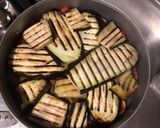 Une image de l'étape 6 de Aubergines grillées façon gâteau aux tomates, farce au chapon, pesto et emmental.