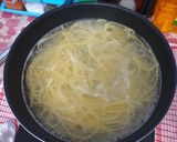 Foto langkah ke 1 dari resep Fetuccine Aglio Olio Baso Salmon.