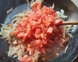 Foto del paso 2 de la receta: Huevos con tomate y cebolla