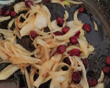 Foto del paso 4 de la receta: Merluza encebollada con arándanos