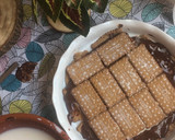 Foto del paso 4 de la receta: Tarta de galletas con chocolate y frambuesas