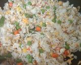 Foto langkah ke 5 dari resep Nasgor ikan teri mix vegie.
