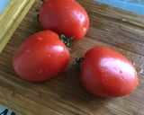 Une image de l'étape 3 de Salade aux tomates, feta, oignon italien et pistaches.