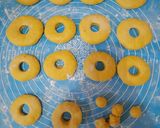 Foto langkah ke 4 dari resep Donat Ubi Lembut.