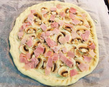 Foto del paso 3 de la receta: Pizza Blanca con Champiñones y Jamón York