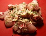 Foto del paso 2 de la receta Pollo al ajillo y romero al horno con patatas asadas