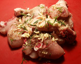 Foto del paso 2 de la receta: Pollo al ajillo y romero al horno con patatas asadas